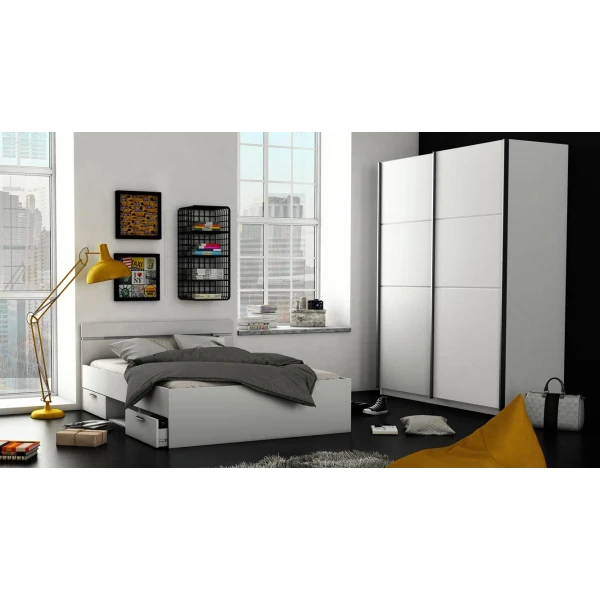 Tweepersoonsbed met hoofdbord, onderladen en plank. 140 x 190 cm. Modern en functioneel bed.