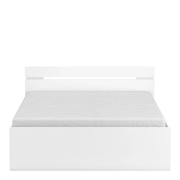 Tweepersoonsbed met hoofdbord, onderladen en plank. 140 x 190 cm. Modern en functioneel bed.