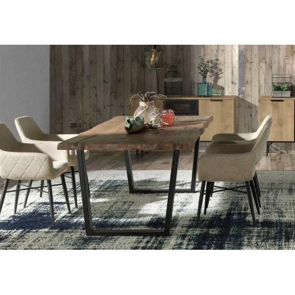 Eettafel in industriële stijl