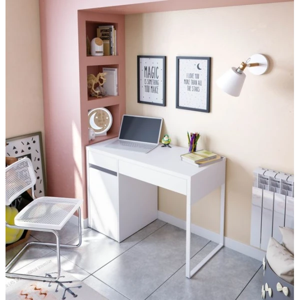 bureau met laden en deur