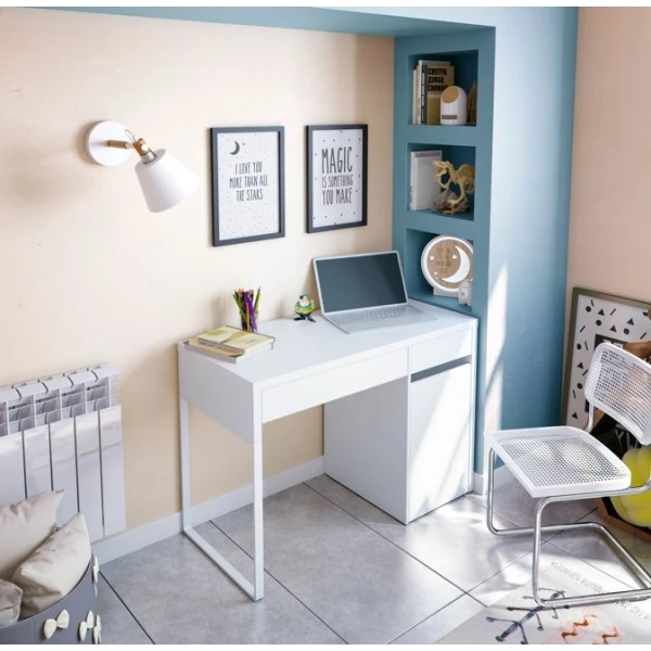 bureau met laden en deur