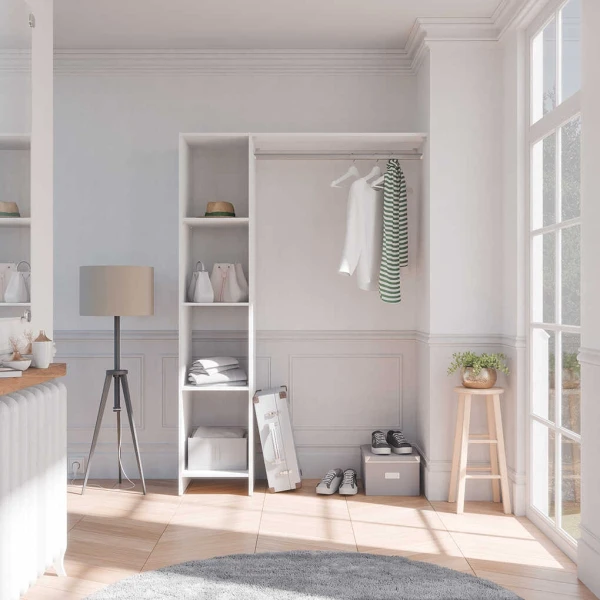 DELTA kastuitbreiding wit in lichte slaapkamer met planken, kledingroede en nette opbergruimte.