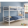 Wit houten stapelbed in blauwe kinderkamer met moderne decoratie