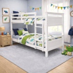 Titan Vicawu wit houten stapelbed in moderne kinderkamer met decoratief beddengoed
