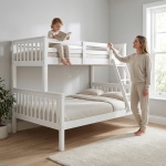 Arenas Vicawu wit houten tweepersoons stapelbed in kinderkamer met zijladder