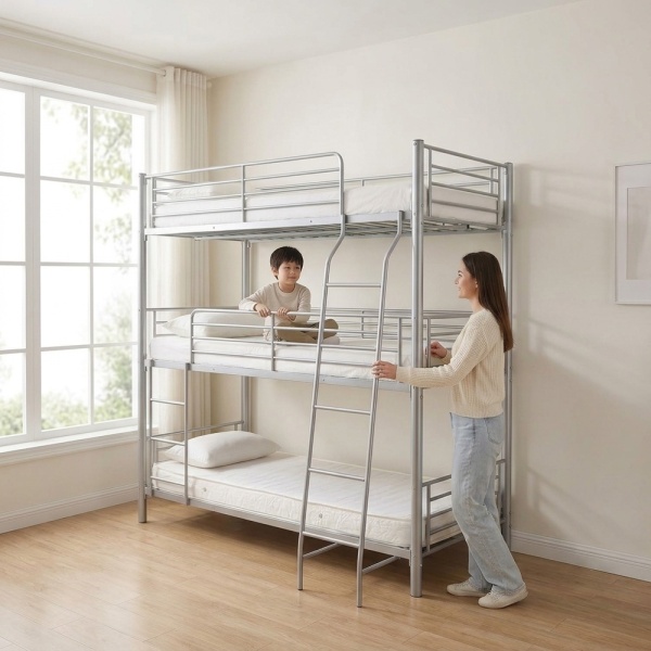 Metalen stapelbed met ladder en hekwerk, modern design, kind en moeder in lichte slaapkamer