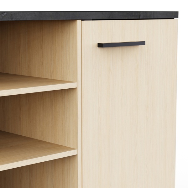 Detail dressoir Keny Vicawu in licht hout met zwarte handgrepen en moderne hoogwaardige afwerking