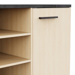 Detail dressoir Keny Vicawu in licht hout met zwarte handgrepen en moderne hoogwaardige afwerking