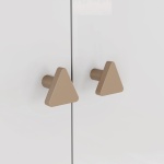 Gamil Vicawu kinderkast met elegante driehoekige handgrepen in minimalistische stijl