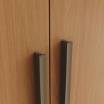 Detail van handgrepen van Blenda Vicawu kledingkast met moderne bruine afwerking